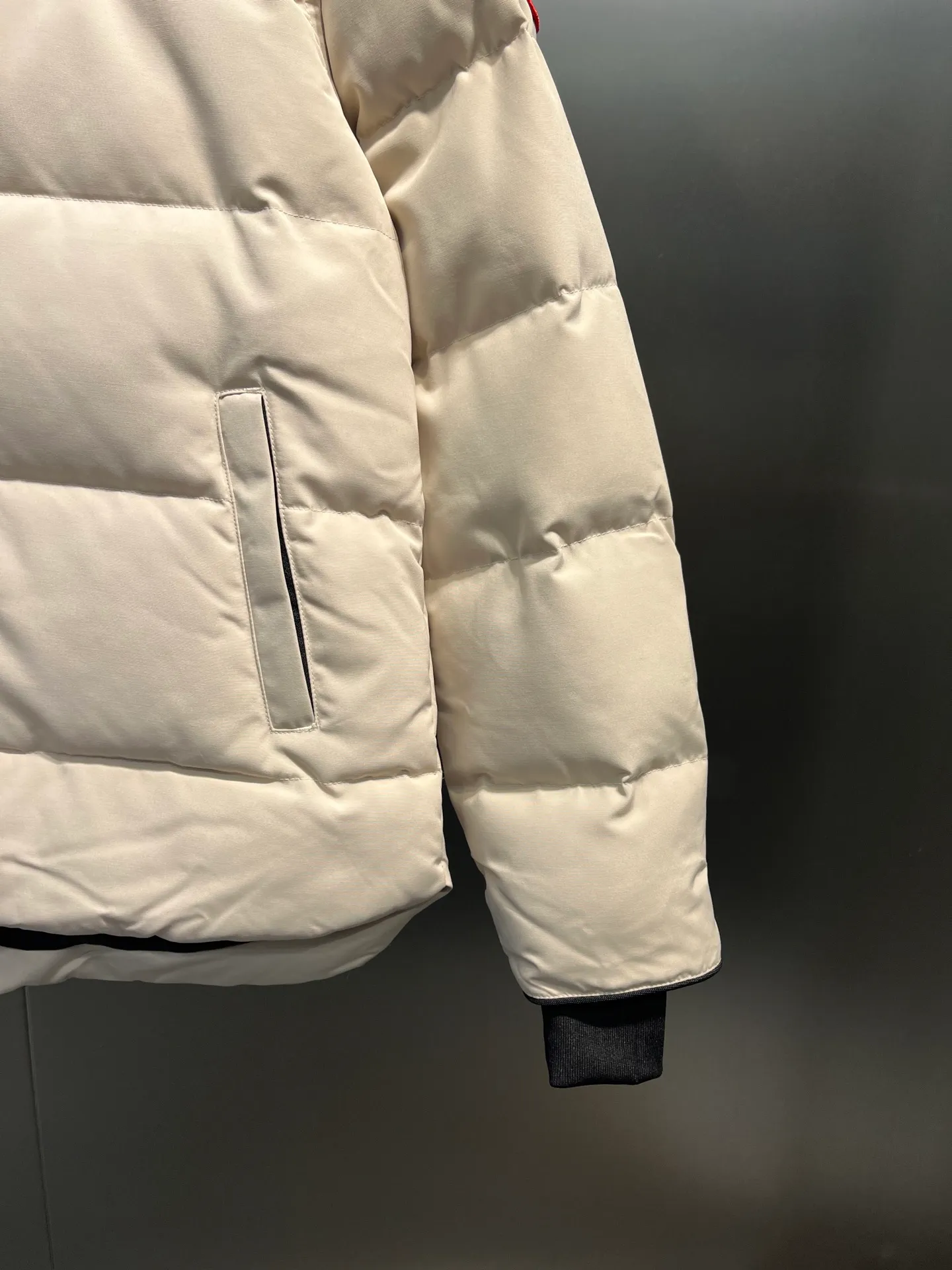 P700 Goose 🌟17 styles of chest patch, same style for men and women, cold-resistant down jackets! The fur collar is detachable. The natural Siberian coyote fur collar has a delicate yet strong feel, which comes from the sense of life that comes from the erosion of wind and frost in nature. The market usually uses raccoon fur or fake fur instead, which is not even the slightest bit better! The collar part has cold-proof flannel, which is close to the head and neck, comfortable and warm! The fabric is made of high-density nano-level waterproof fabric, which is windproof and wear-resistant and has a certain thickness! The zipper is the official YKK brand! The waist has an elastic waistline design that can be adjusted according to yourself! There is also an anti-wind Velcro inside! Seamless threaded cuffs to avoid stiffening! In order to prevent cold wind from pouring in, a double closure design is adopted. On the premise of the traditional zipper fly, six Velcro fasteners are used for secondary closure, which brings better warmth retention effect. It retains the classic hooded design and uses super large luxurious wolf fur to protect against wind and cold. No matter how low the temperature is this winter, one piece is enough. I’ll give you the wind and temperature. Size: s-xxl